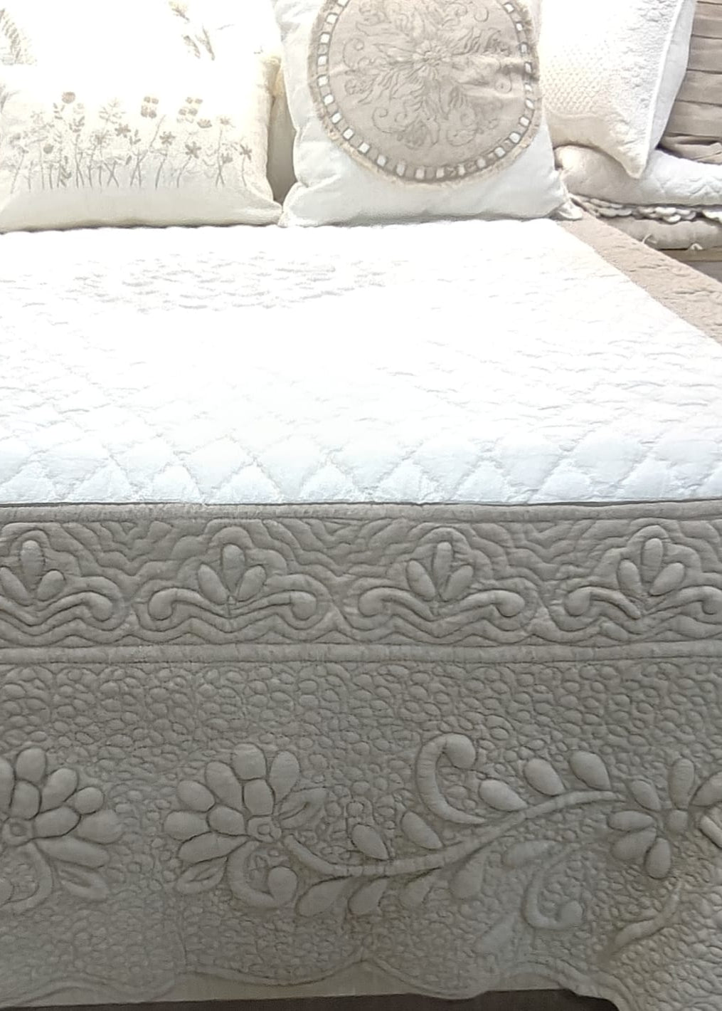 Turpento Hand Embroidery Bed cover